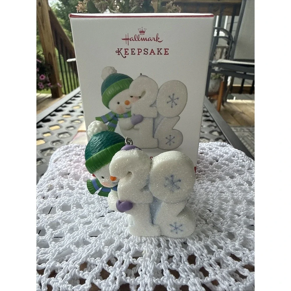 Hallmark Keepsake 2016 Frosty Fun Decade Ornament